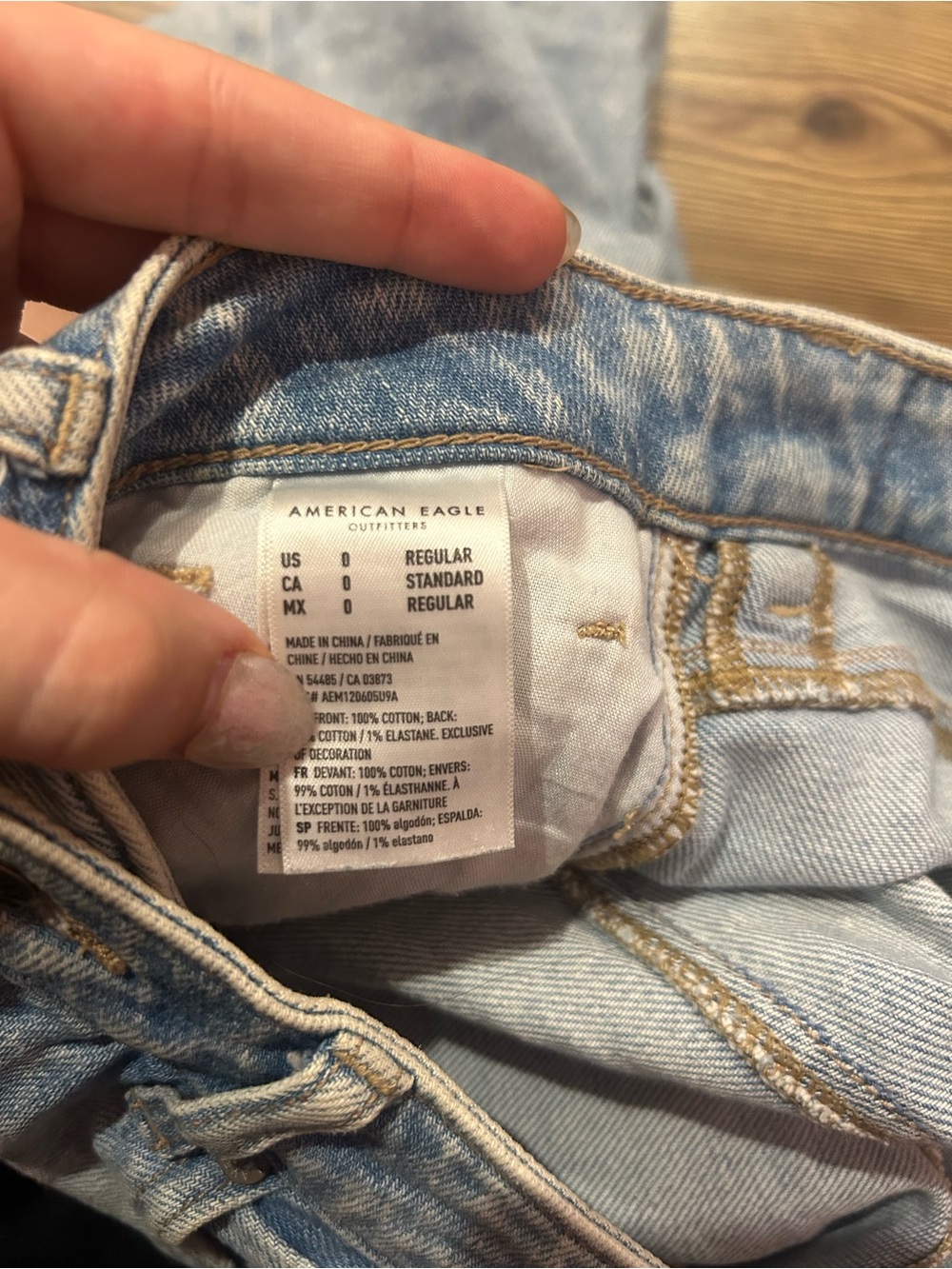 American Eagle Outfitters Light Blue Denim Jeans with Leather Patch - Picture 4 of 4